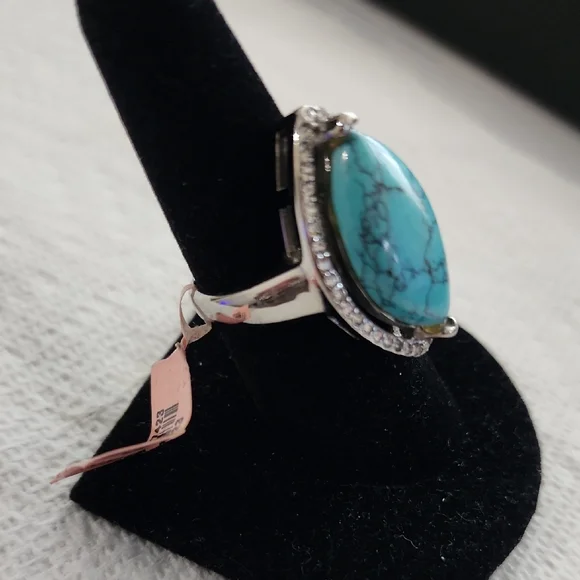 Elegant Turquoise Silver Ring - Picture 2 of 3